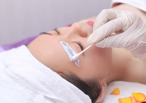 Trước khi phun thêu sẽ được ủ tê nên sẽ không đau