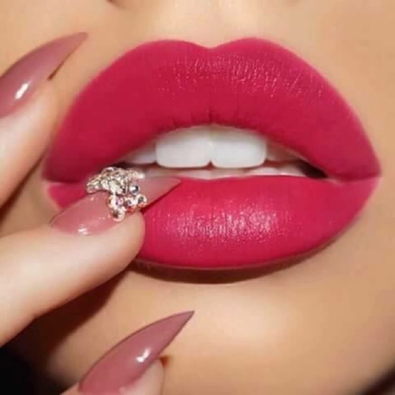 Dụng cụ cần thiết cho thợ xăm hình.